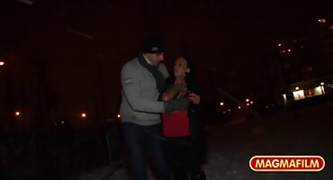 phim sex suzu nagano Brunette được kiêm trên ngực của cô. phim xec bo chong nang dau